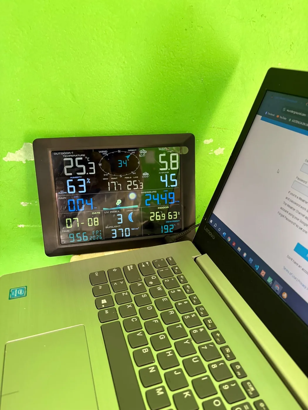 Consola de la estación meteorológica mostrando datos climáticos en vivo